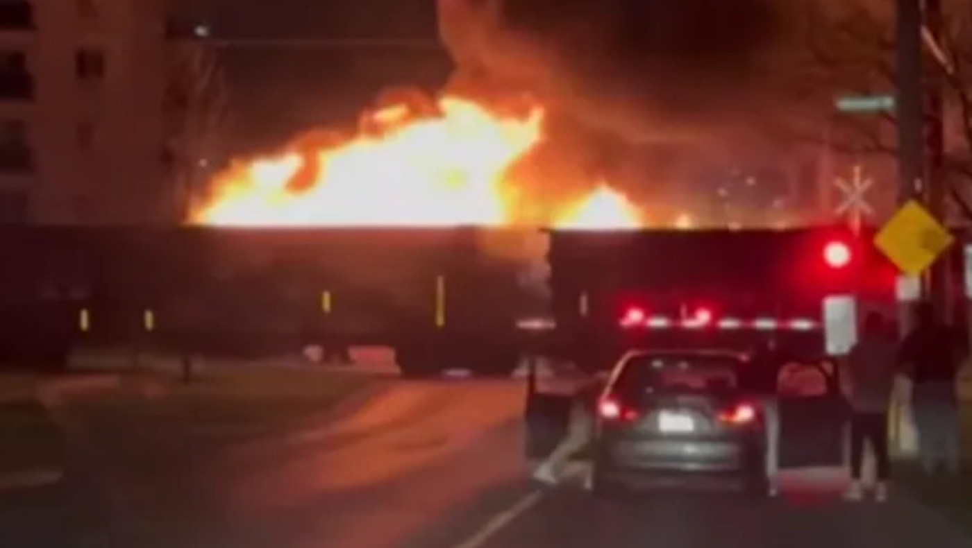 Απίστευτη εικόνα: Τρένο παίρνει φωτιά και συνεχίζει κανονικά την πορεία του!