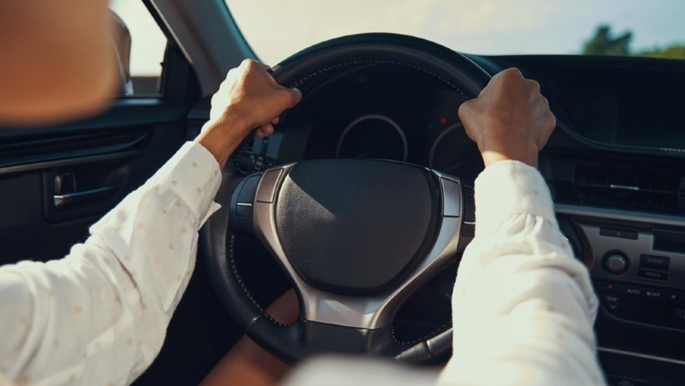 Λάρισα: Γυναίκα υπέστη κρίση πανικού σε εν κινήσει αυτοκίνητο κι άρχισε να γδύνεται