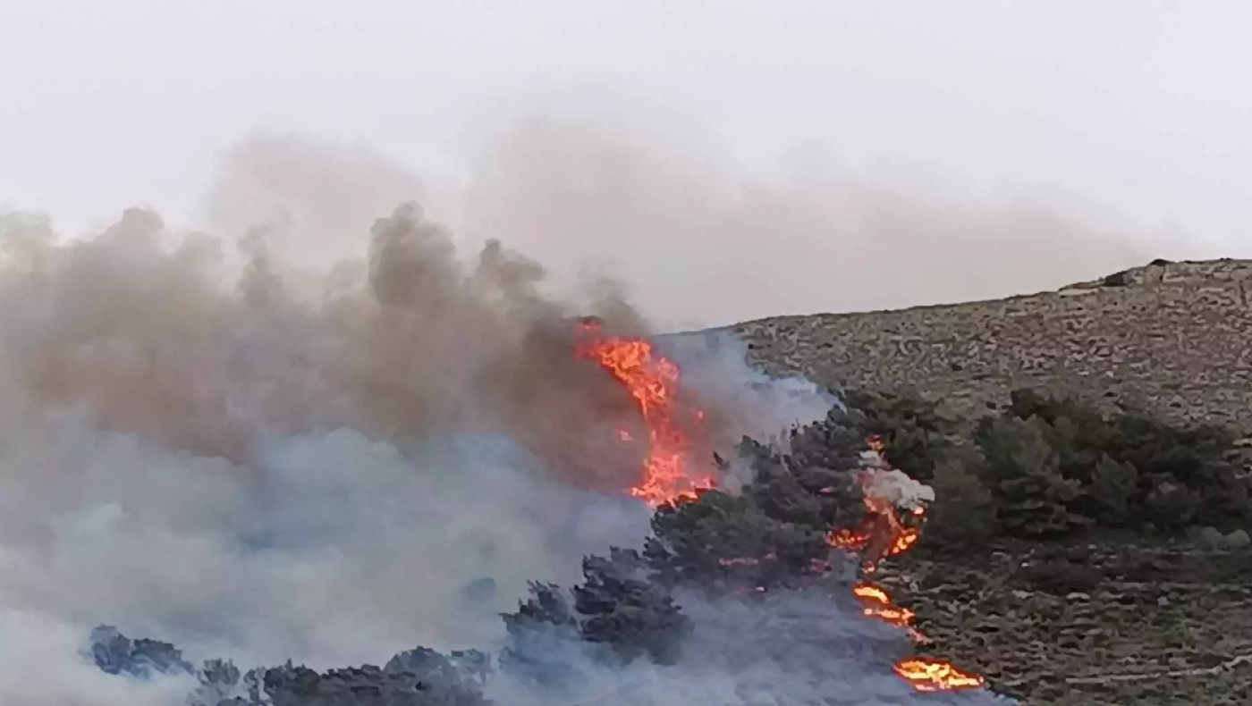 Φωτιά στην Πάρο, καίει πολύ κοντά σε σπίτια – Ήχησε το 112 για εκκένωση της περιοχής