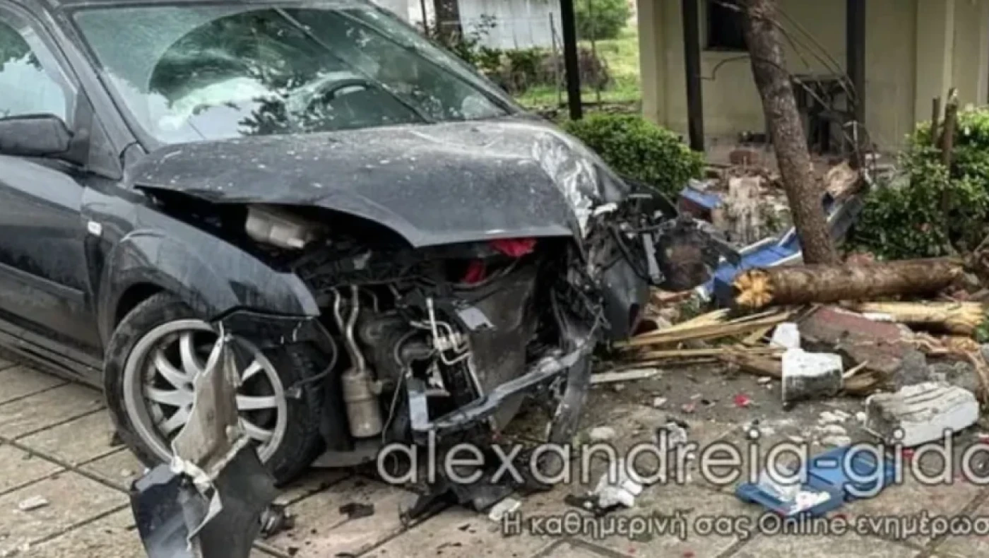 Βέροια: «Τρελή» πορεία αυτοκινήτου- Κατέληξε σε περίφραξη μονοκατοικίας