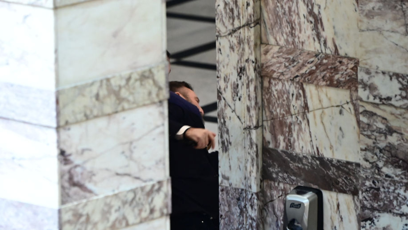 Στο Αυτόφωρο ο Φλώρος - Κρατείται στο Φρουραρχείο της Βουλής