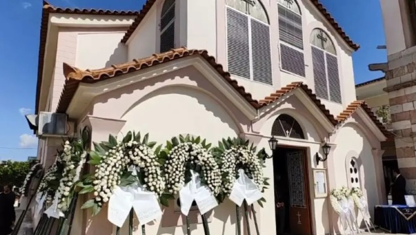 Συντετριμμένος ο Γιάννης Καλλιάνος: Σε κλίμα συγκίνησης το τελευταίο «αντίο» στον πατέρα του