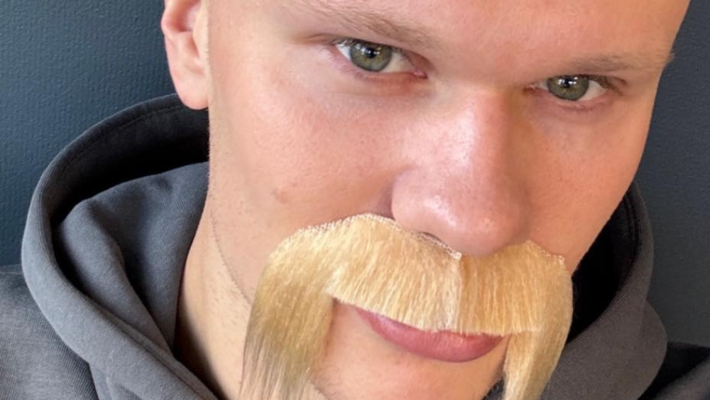 Ο Χάαλαντ «πλασάρει» ένα ιδιαίτερο λουκ με μουστάκι (pic)