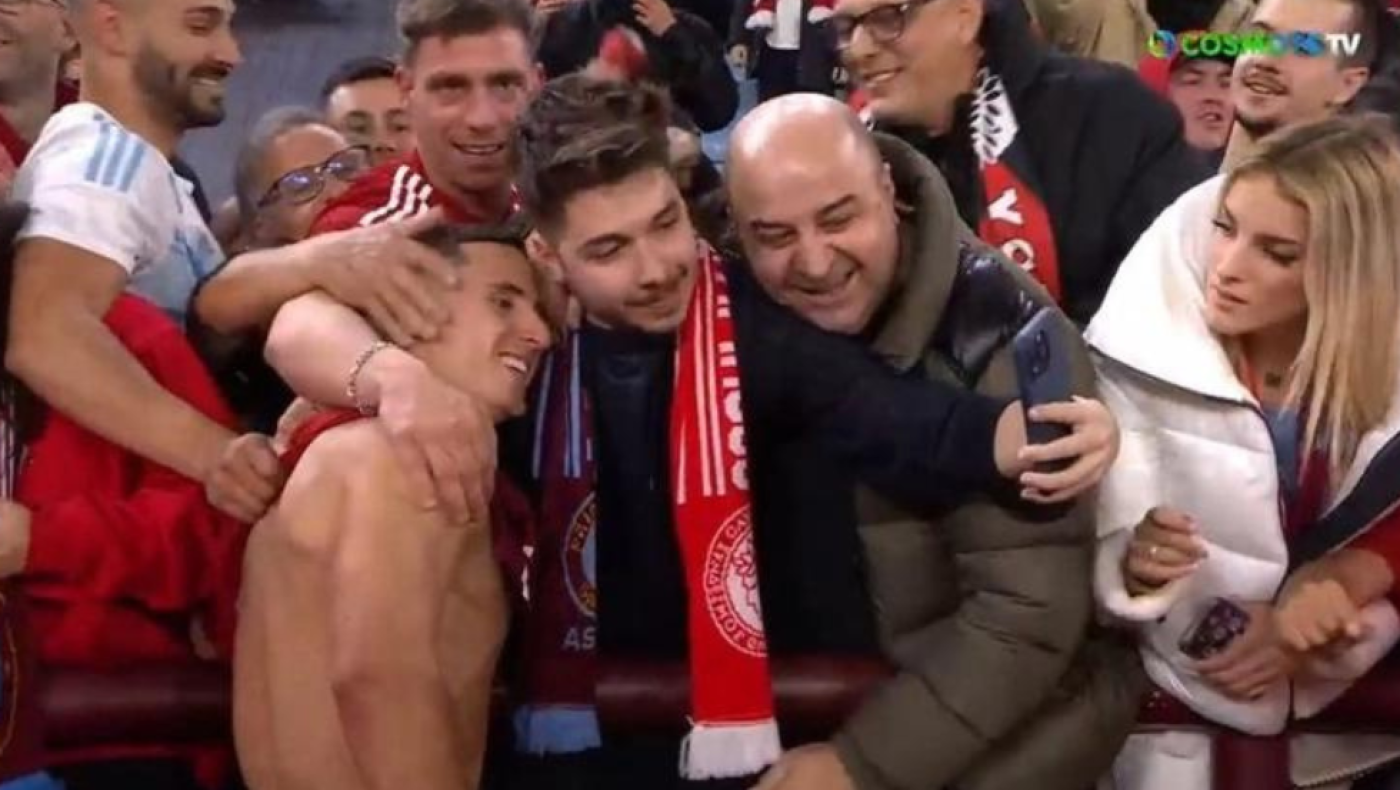 Και ο Σεφερλής στο «Villa Park»: Οι πανηγυρισμοί και η σέλφι με τον Ποντένσε
