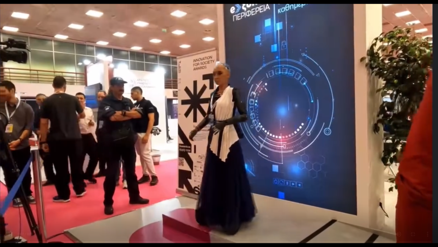 Θεσσαλονίκη: Απρόοπτο για το ρομπότ... Σοφία-Στραβοπάτησε και έπεσε στη ΔΕΘ