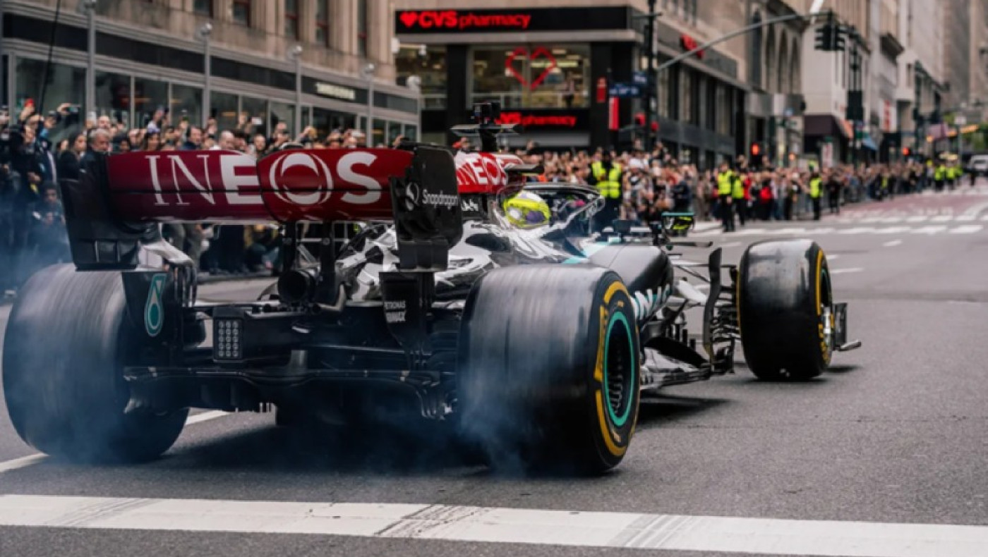 Formula 1: Εντυπωσιάζει ο Χάμιλτον οδηγώντας το μονοθέσιό του στη Νέα Υόρκη