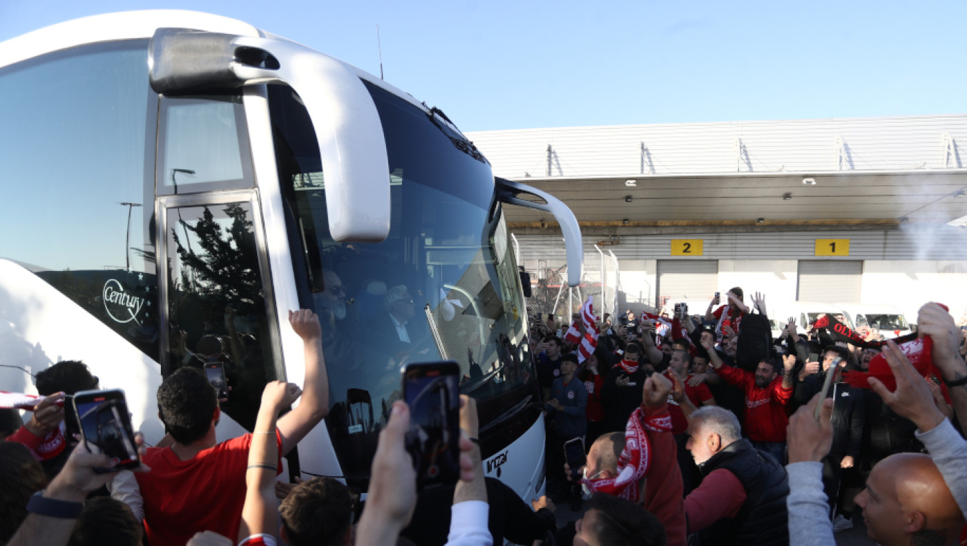 Ολυμπιακός: Πρωινή αποθέωση της αποστολής στο «Ελ. Βενιζέλος» (vid)