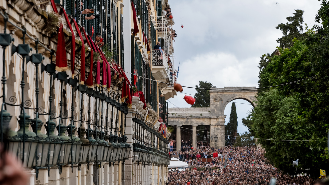 Κέρκυρα: Εντυπωσιακό το σπάσιμο των μπότηδων ανήμερα του Μεγάλου Σαββάτου