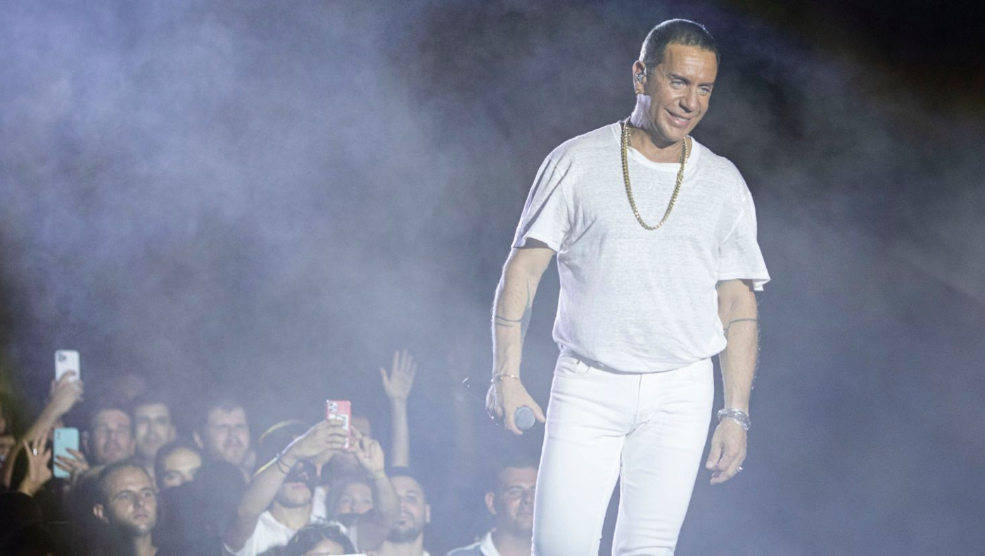 Ατύχημα για Μαζωνάκη: Πανέρι με λουλούδια τον «βρήκε» σε ευαίσθητο σημείο