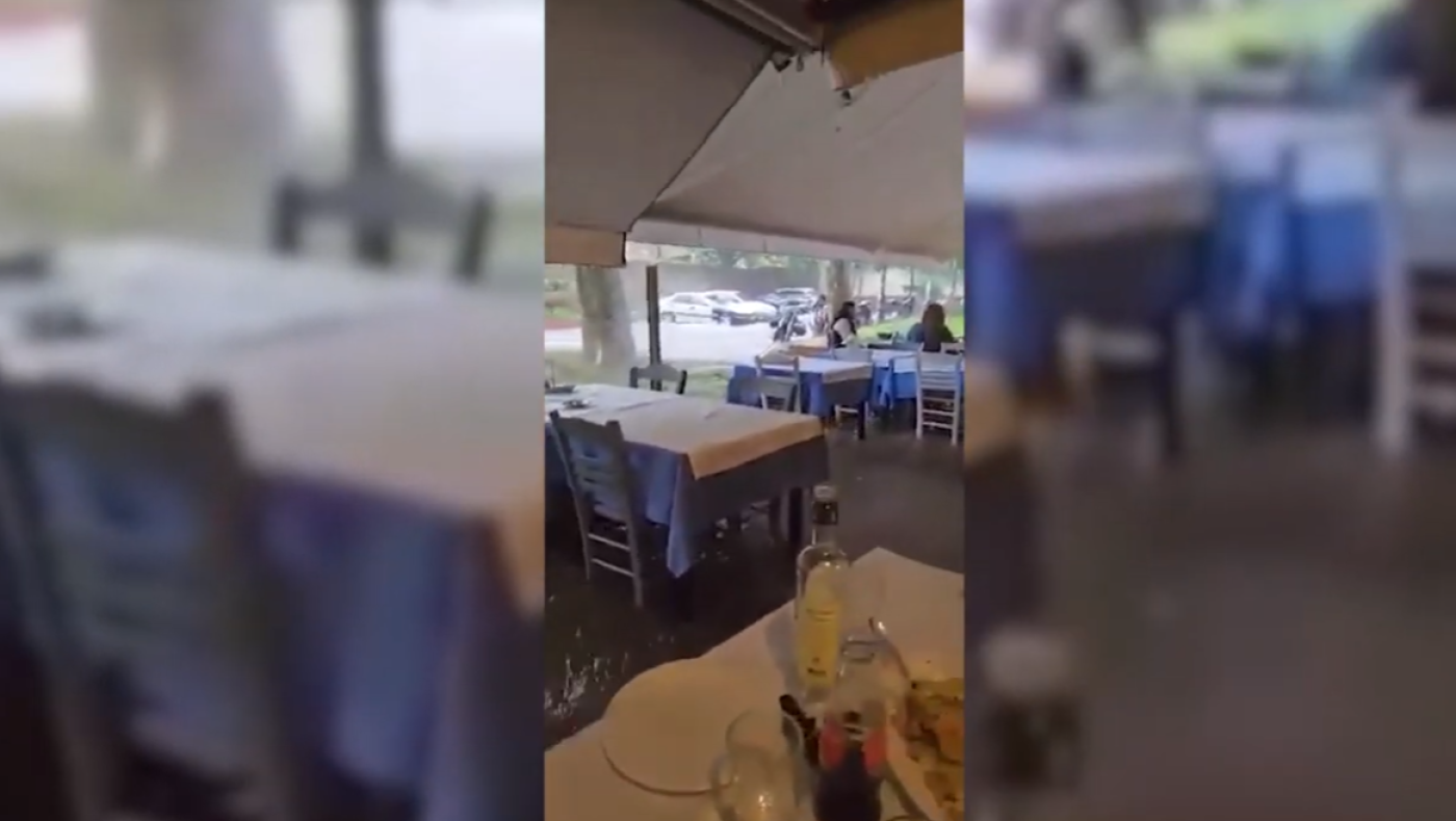 Θεσσαλονίκη: Πλημμύρισε ταβέρνα από τη σφοδρή βροχόπτωση