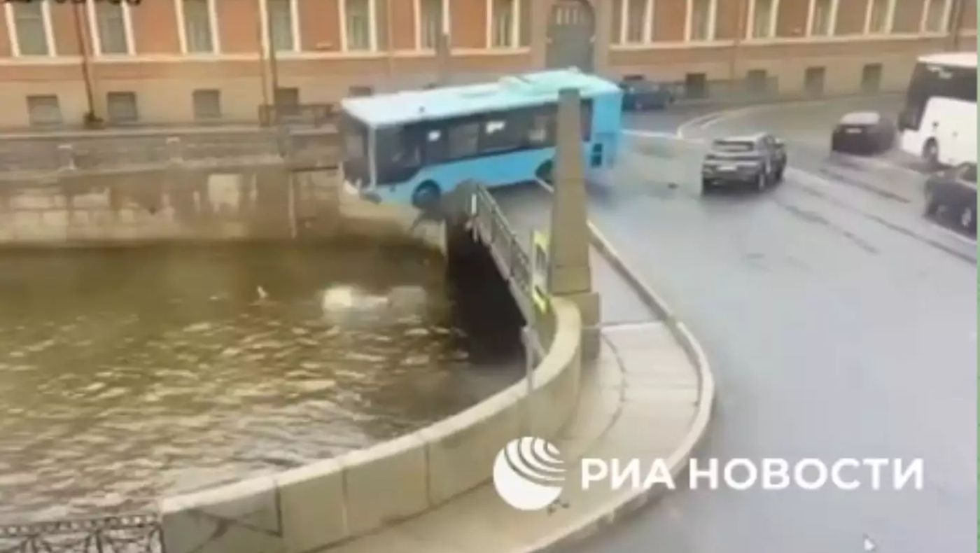 Αγία Πετρούπολη: Λεωφορείο με 20 επιβάτες έπεσε στον ποταμό Μόικα