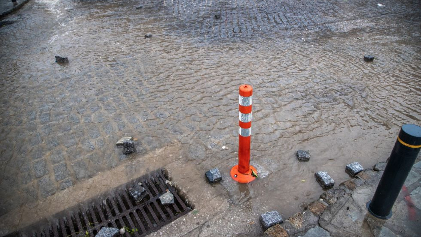 Κακοκαιρία στη Θεσσαλονίκη: Απεγκλωβίστηκε μητέρα με το παιδί της από ΙΧ
