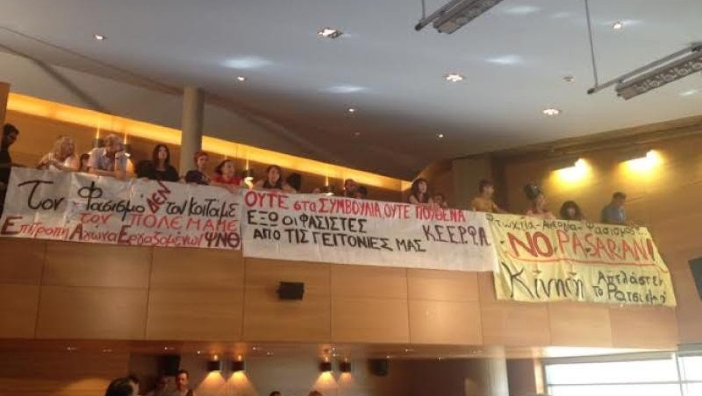 Ένταση στο δημοτικό συμβούλιο μεταξύ Χρυσαυγιτών και αντιφασιστών