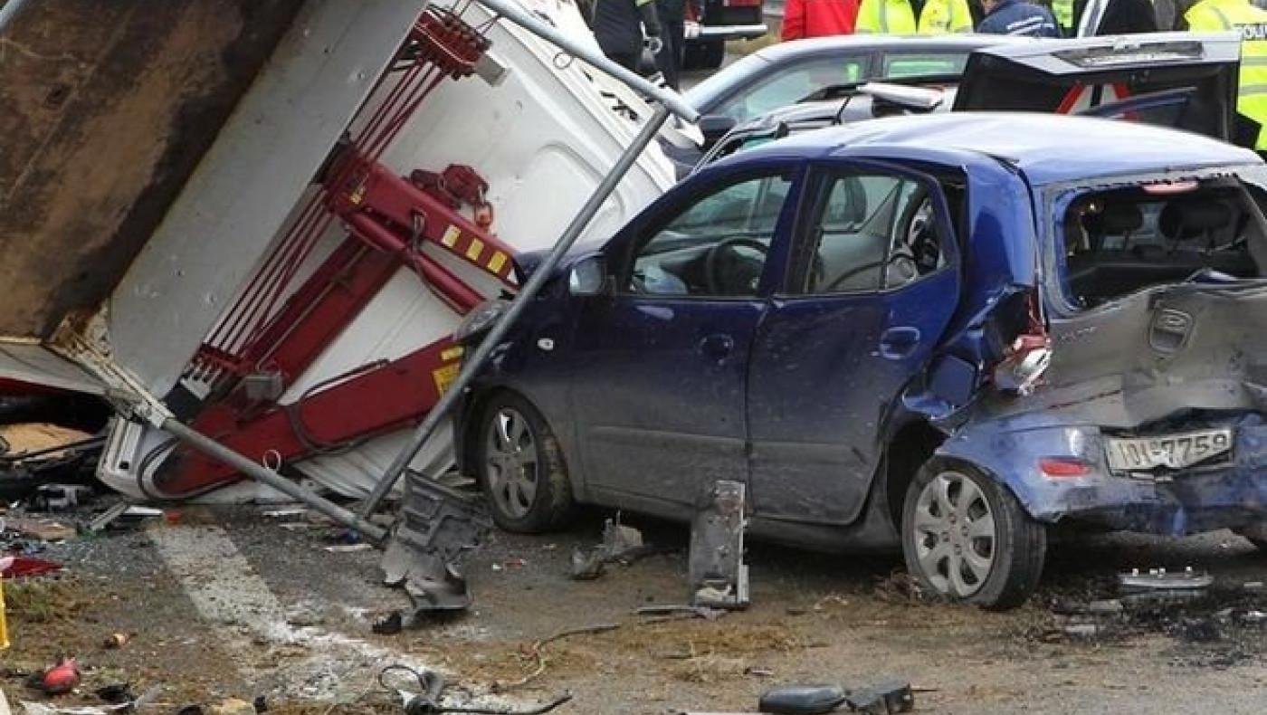 Σύγκρουση ΚΤΕΛ - ΙΧ με έναν νεκρό και 11 τραυματίες κοντά στην Άρτα