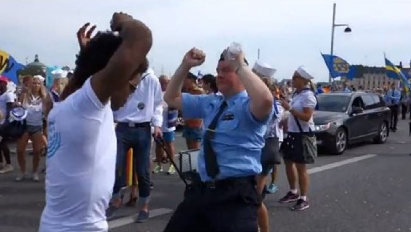 Αστυνομικός δείχνει πως... χορεύουν σε Gay Pride!