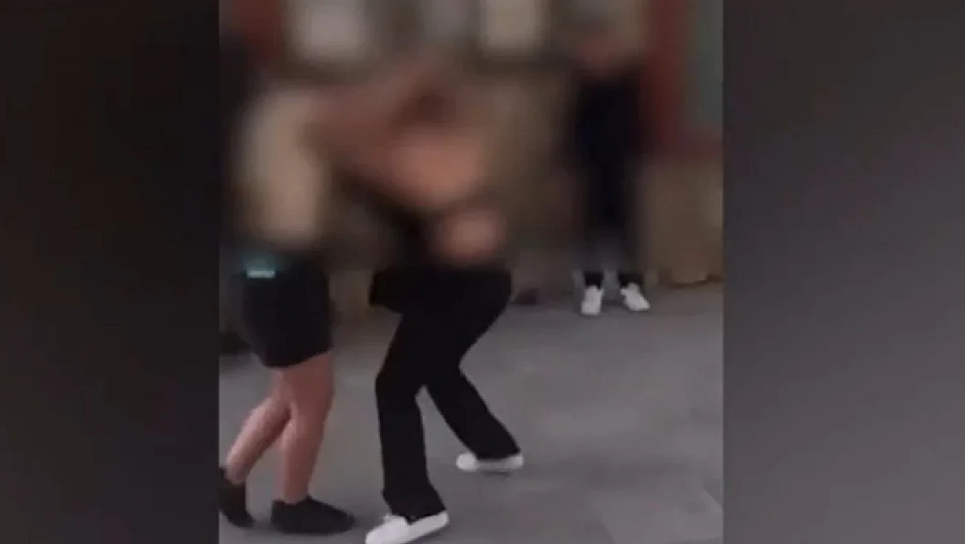 Καλαμάτα: Άγριος καβγάς μεταξύ κοριτσιών με χαστούκια και μαλλιοτραβήγματα