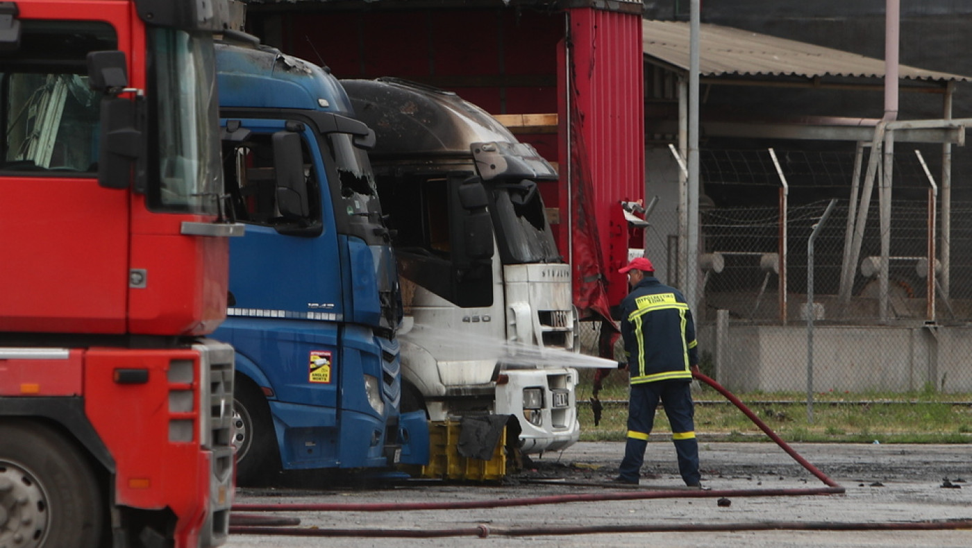 Θεσσαλονίκη: Μεγάλη η φωτιά στο λιμάνι, κάηκαν 4 φορτηγά