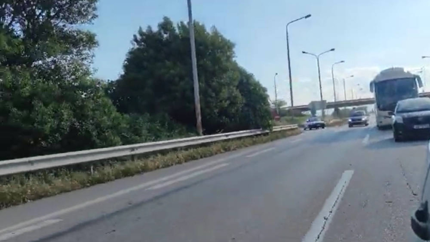 Θεσσαλονίκη: Ασυνείδητος οδηγός κάνει... όπισθεν στην Εθνική οδό για να αποφύγει την κίνηση! (vid)