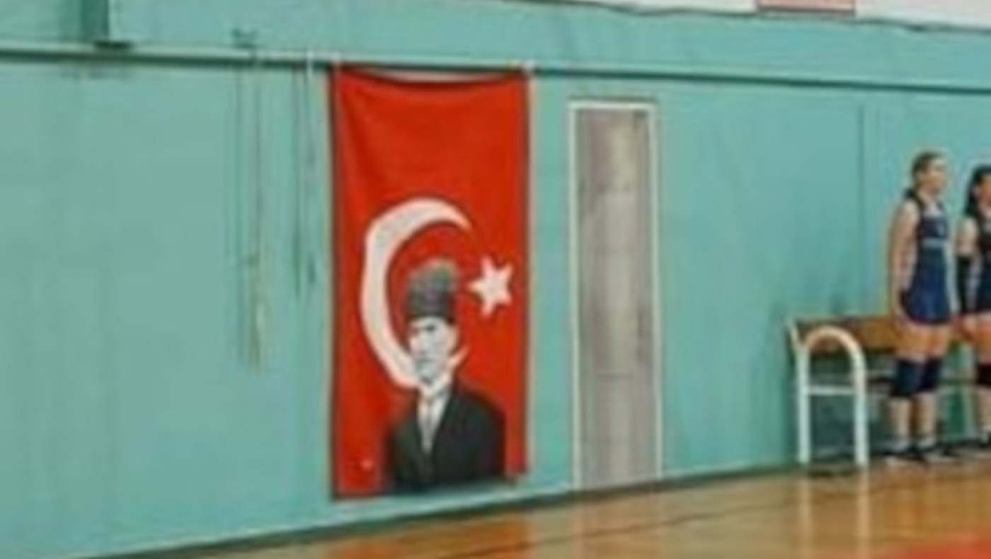 Αδιανόητο: Ύψωσαν σημαία της Τουρκίας με τη μορφή του Κεμάλ σε γήπεδο της Χίου!