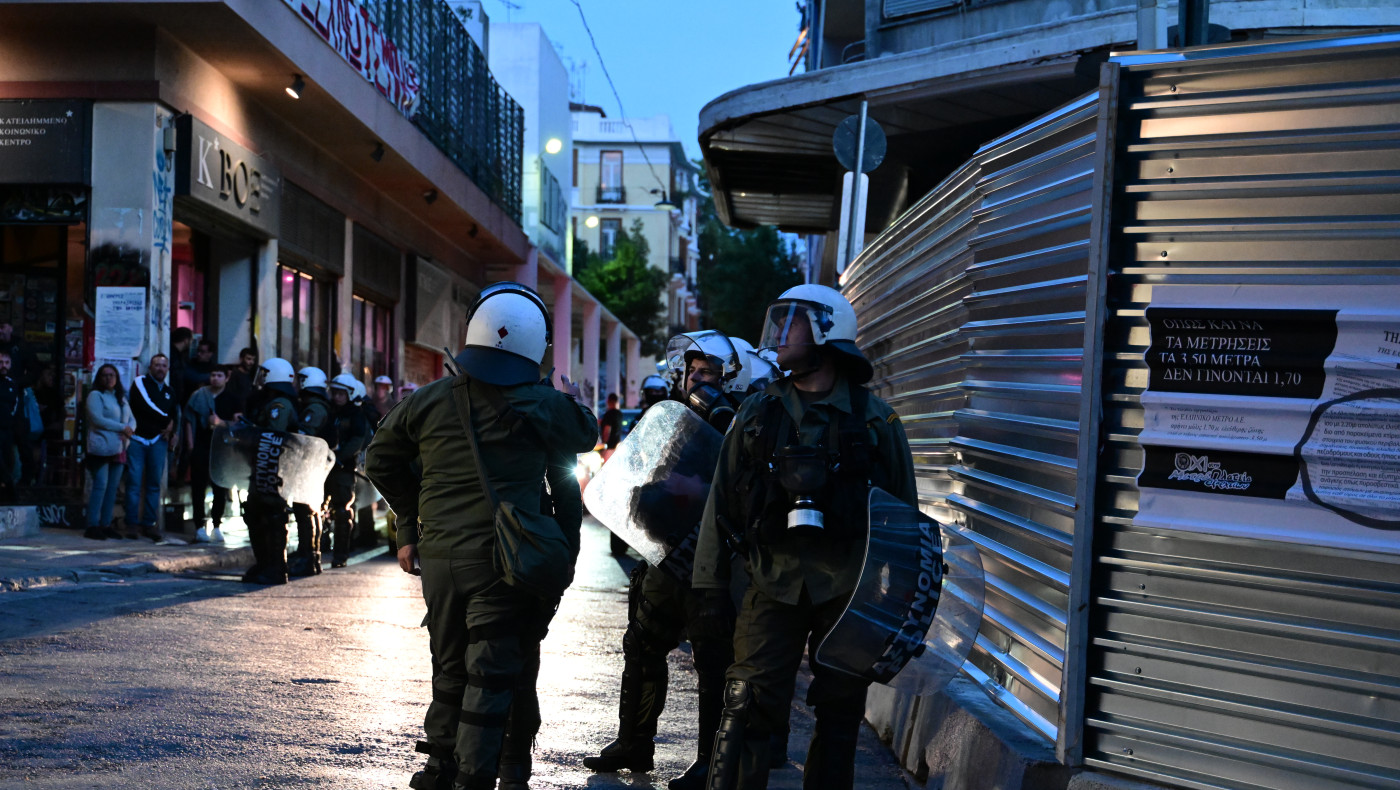 Εξάρχεια: Επιθέσεις με μολότοφ σε διμοιρία των ΜΑΤ