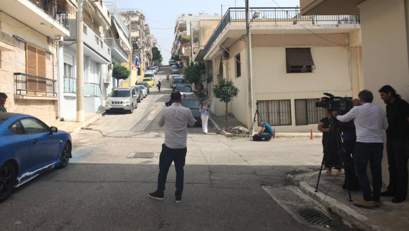 Αγία Βαρβάρα-Φωτογραφία ντοκουμέντο: Η στιγμή που ο δράστης ρίχνει τη χειροβομβίδα