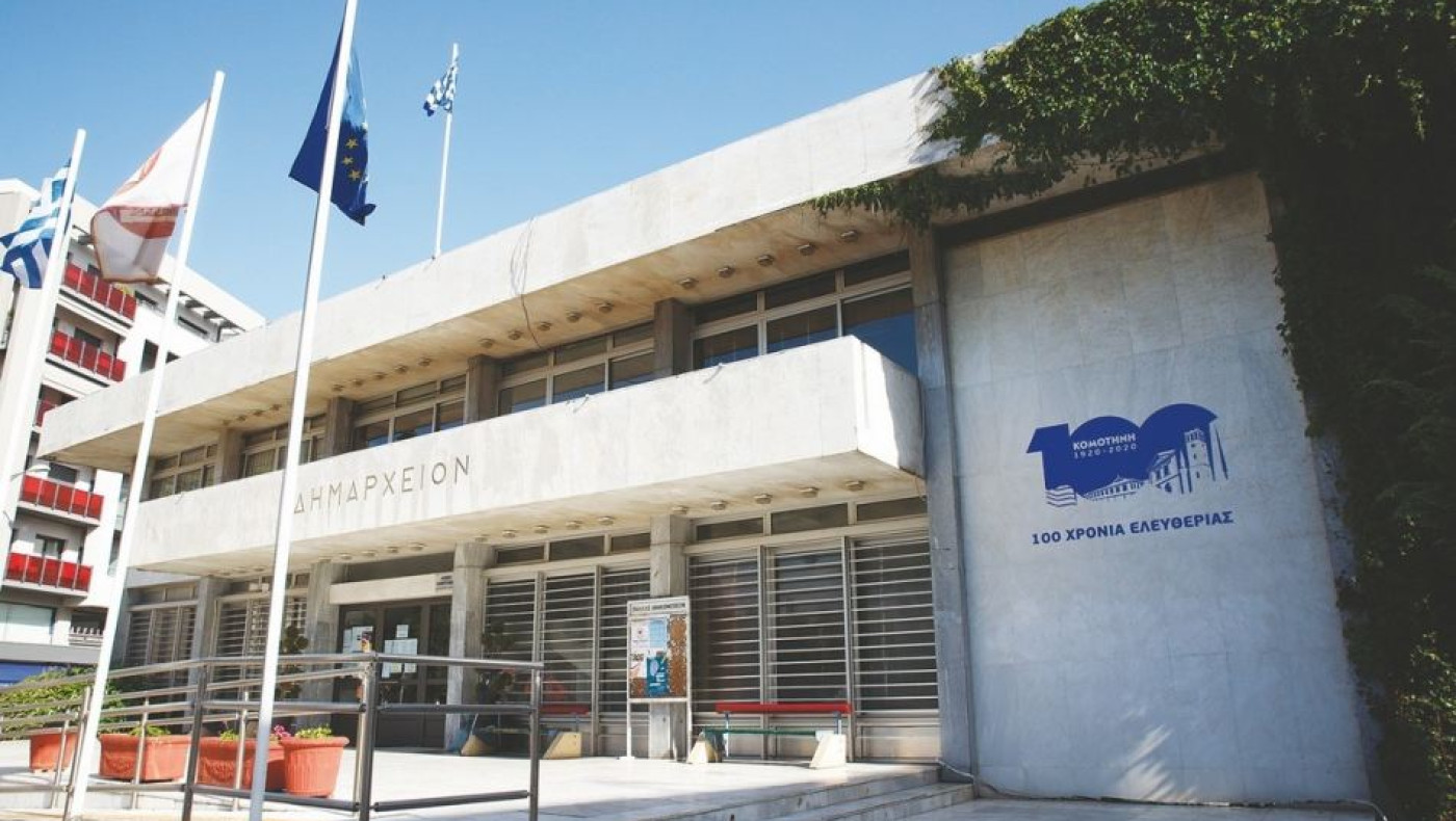 Κομοτηνή: 21χρονος Έλληνας κατέβασε και έκαψε ελληνική σημαία!