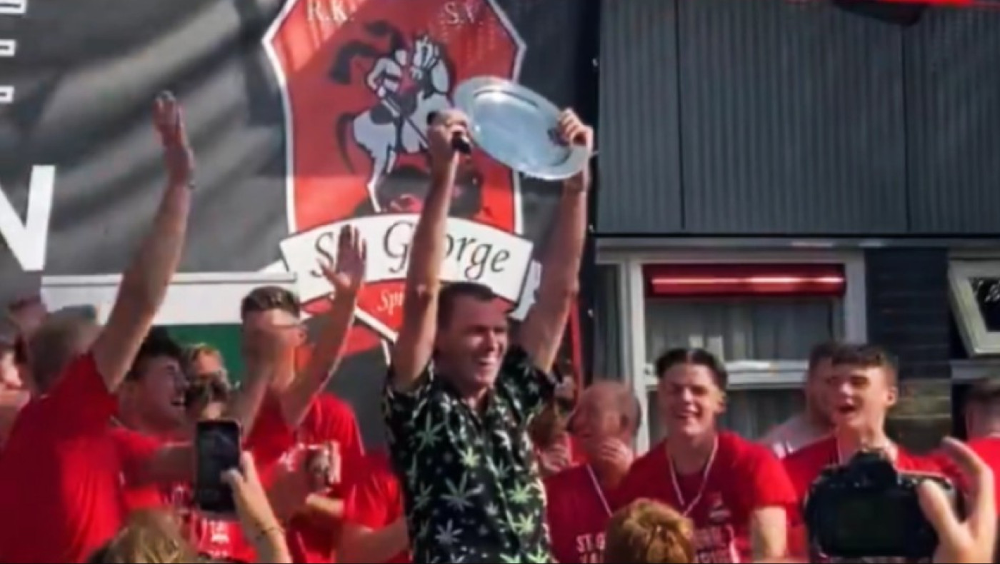 Ολλανδία: Διαιτητής πανηγύρισε το τρόπαιο ομάδας και τιμωρήθηκε με ισόβιο αποκλεισμό! (vid)