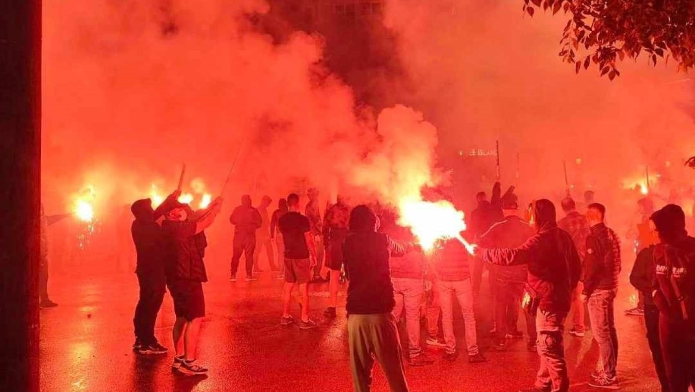 Οι οπαδοί του ΠΑΟΚ έκαναν τη νύχτα μέρα στην Καμάρα