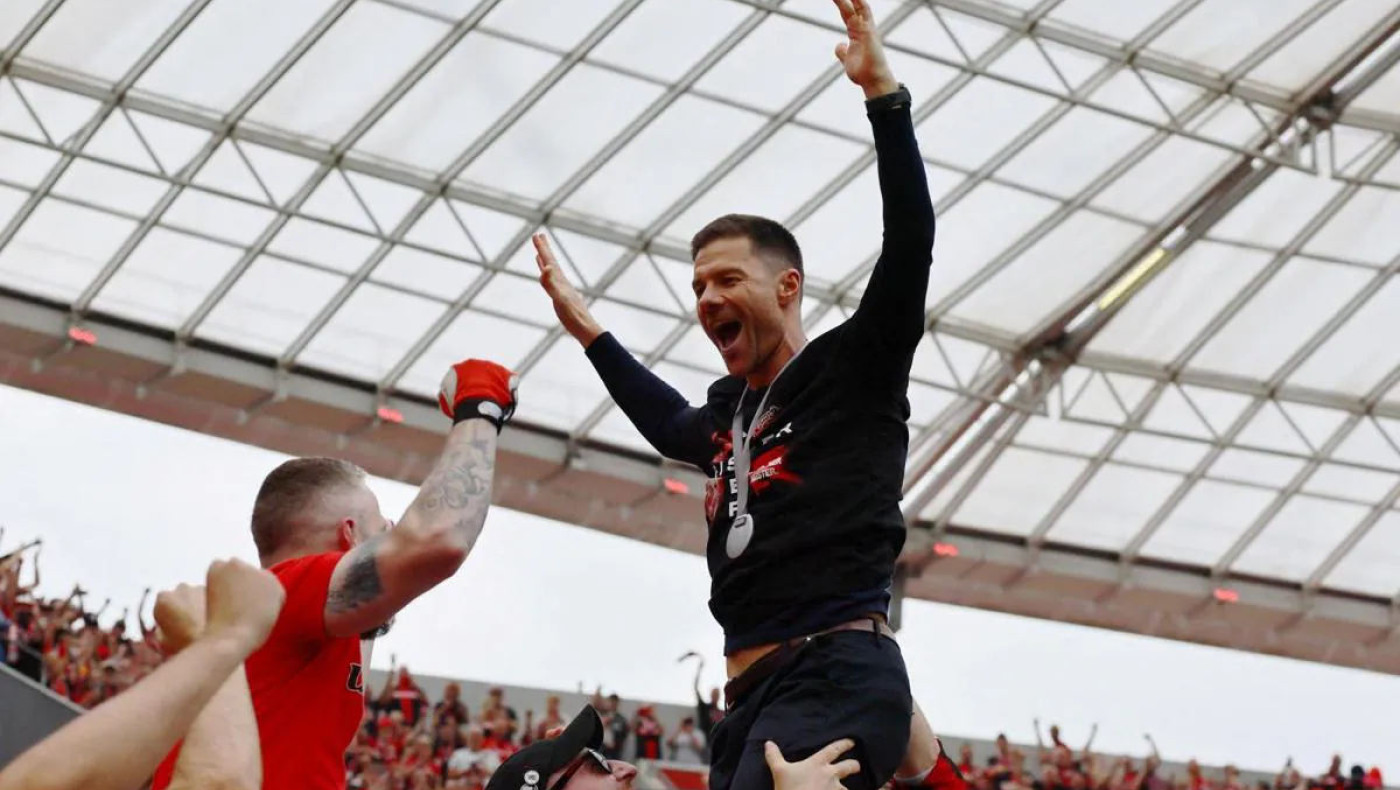 Ο Τσάμπι Αλόνσο… έκανε κερκίδα με τους οργανωμένους στο Λεβερκούζεν!