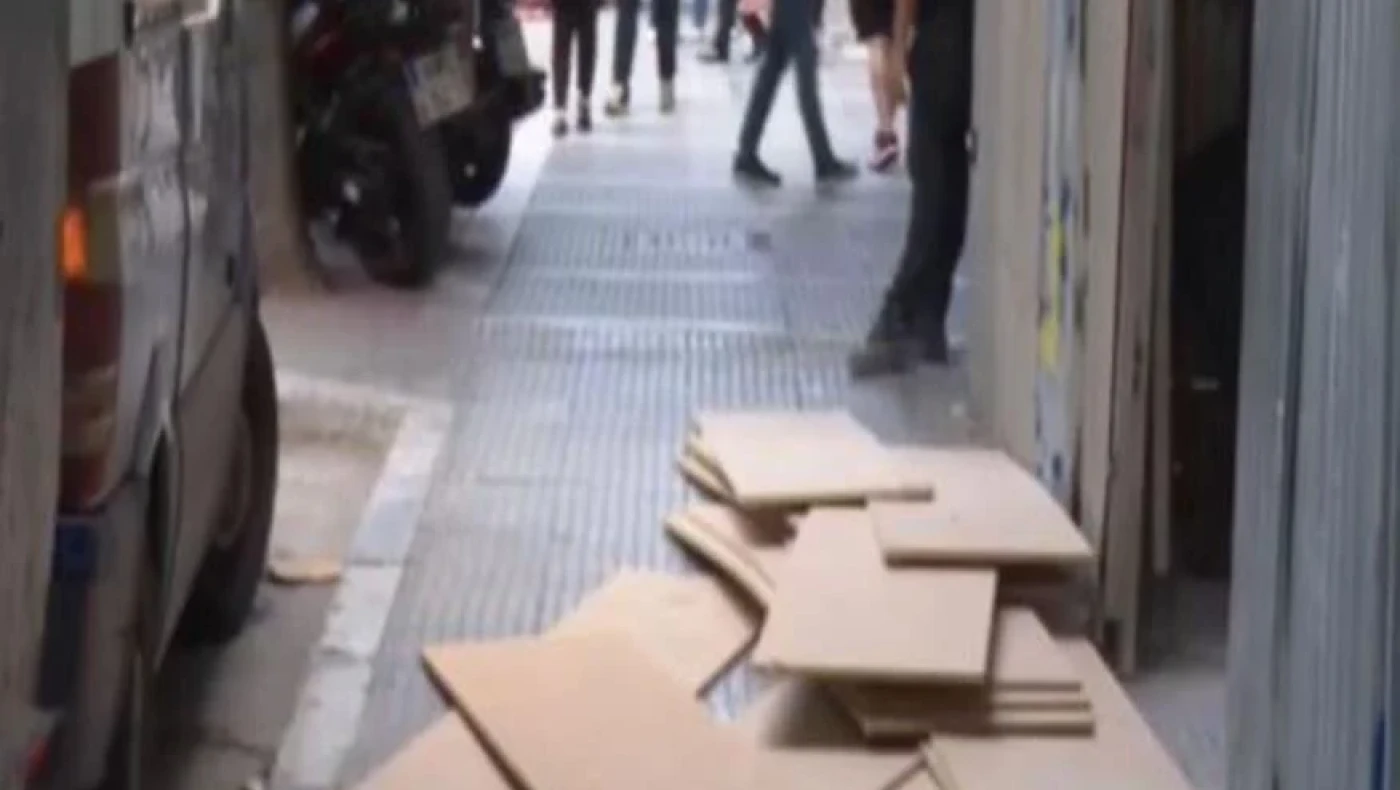 Θεσσαλονίκη: Περπατούσαν στην Τσιμισκή και έπεσαν καδρόνια στα κεφάλια τους!