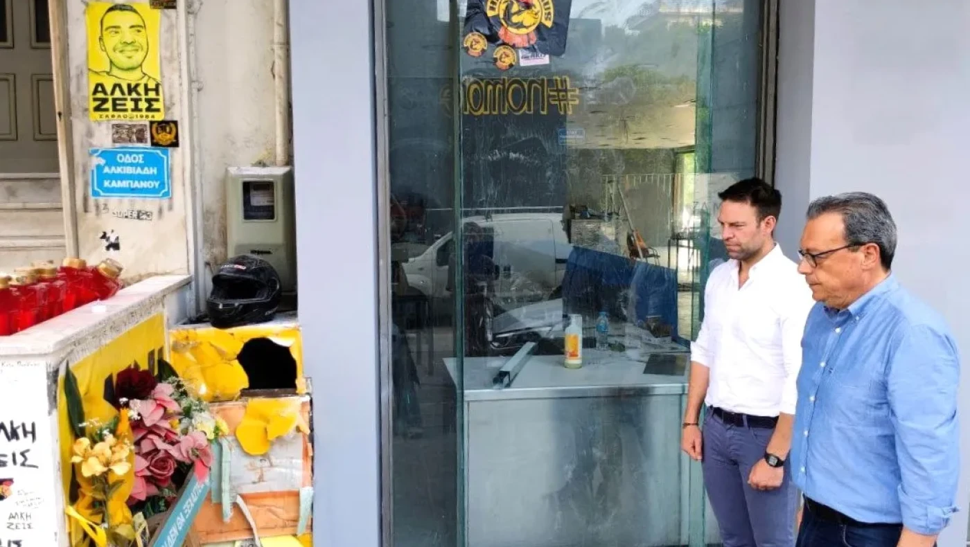 Κασσελάκης: Άφησε λουλούδια στο σημείο δολοφονίας του Άλκη (pics)