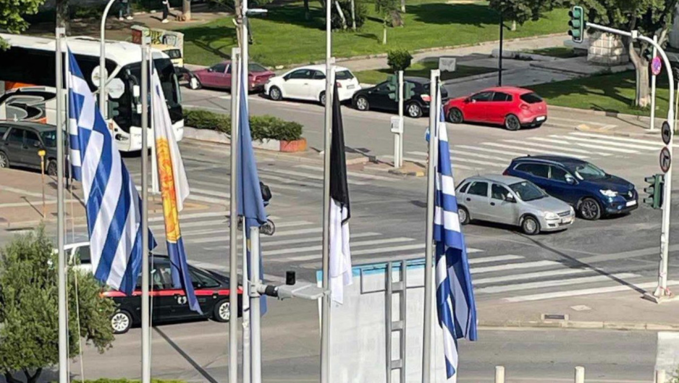 Θεσσαλονίκη: Κυματίζει ξανά η σημαία του ΠΑΟΚ στο Δημαρχείο