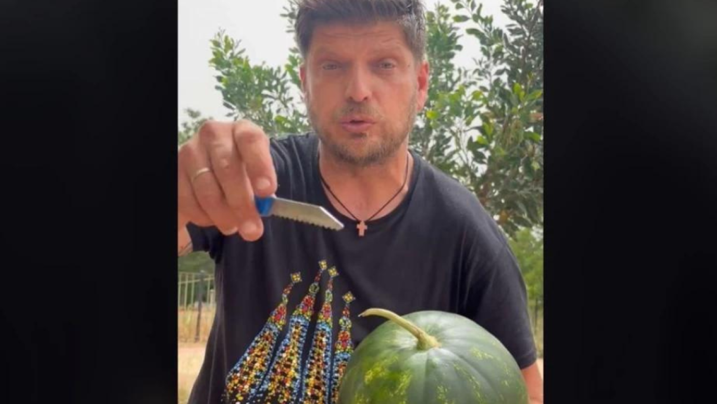 Ο viral αγρότης δείχνει πώς διαλέγουμε σωστά το καρπούζι