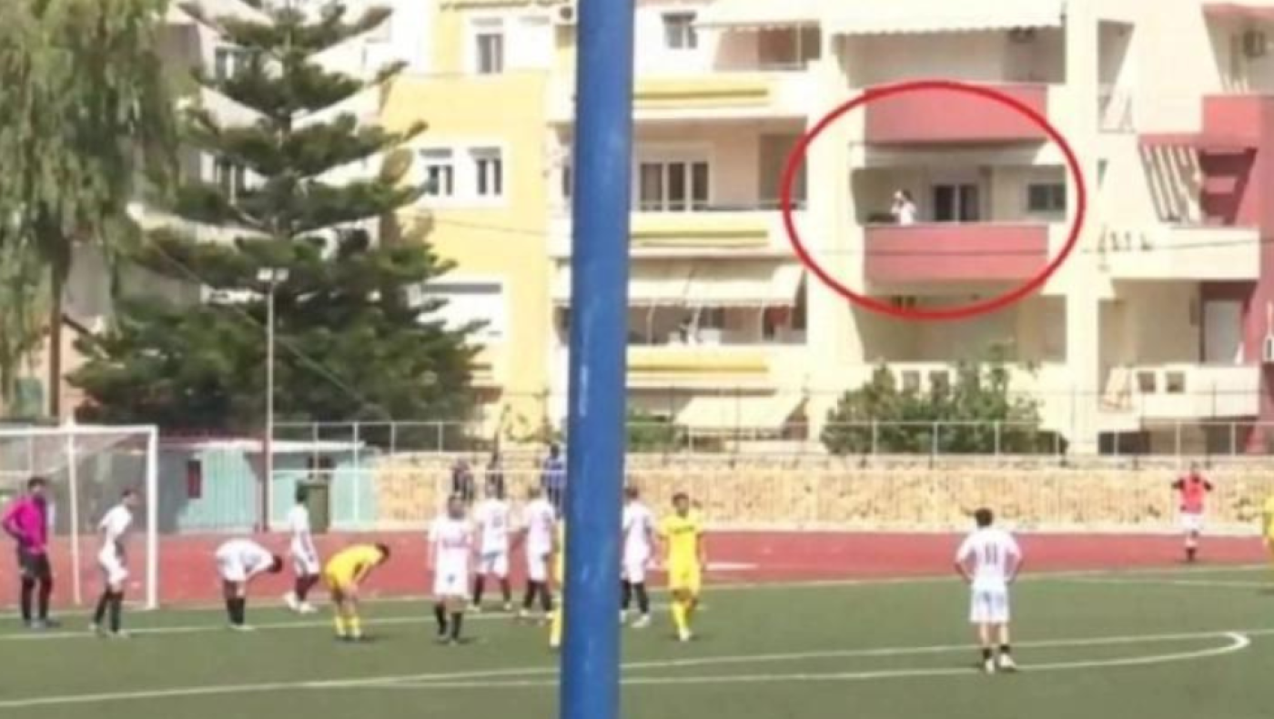 Χίος: Αγώνας διεκόπη επειδή η μοναδική μπάλα μπήκε σε μπαλκόνι- Περίμεναν τον ένοικο να την πετάξει πίσω
