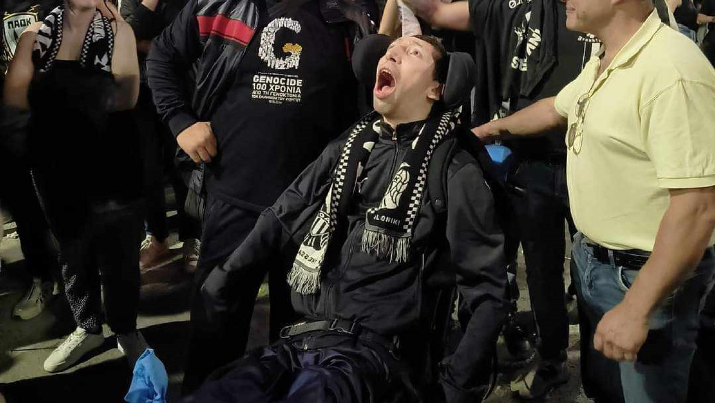 Συγκλονιστικό: Ο Δημήτρης που στήριξε η οικογένεια Βιεϊρίνια πανηγύρισε στον Λευκό Πύργο τον τίτλο του ΠΑΟΚ (pic)