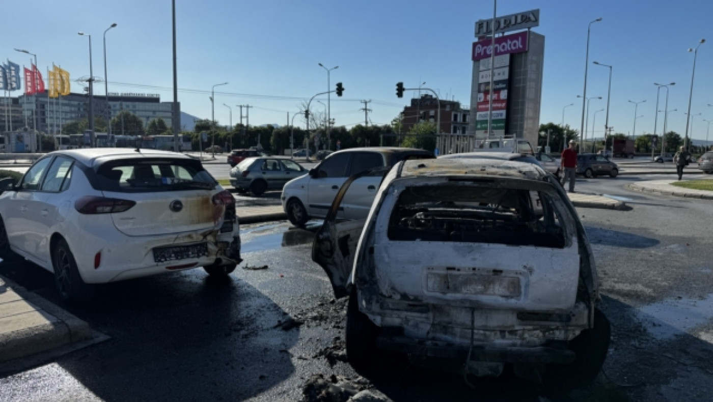 Θεσσαλονίκη: Φωτιά σε εν κινήσει αυτοκίνητο - Ζημιές σε άλλα τρία