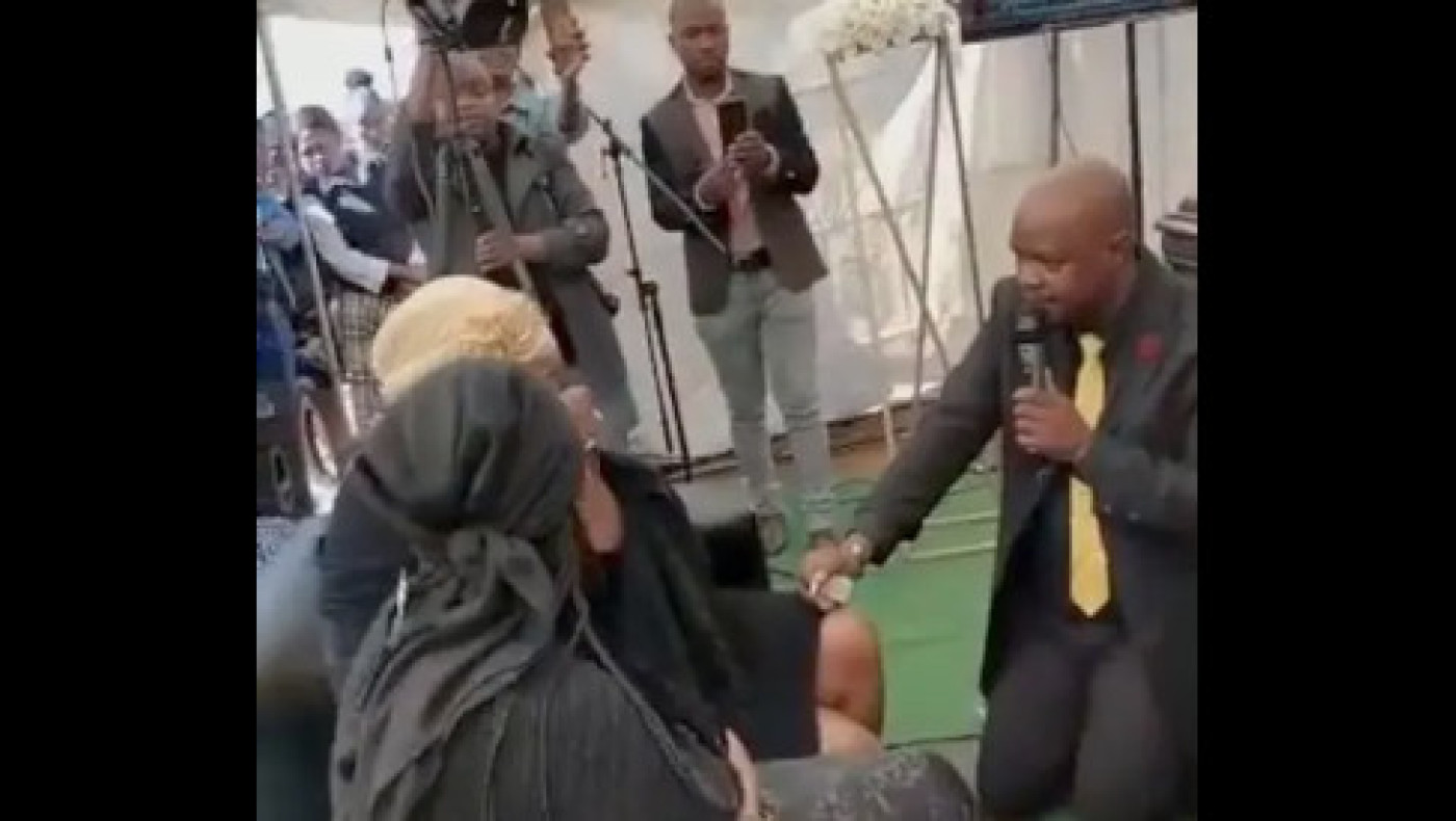 ΗΠΑ: Της έκανε πρόταση γάμου στη κηδεία του πατέρα της - Η αντίδρασή της