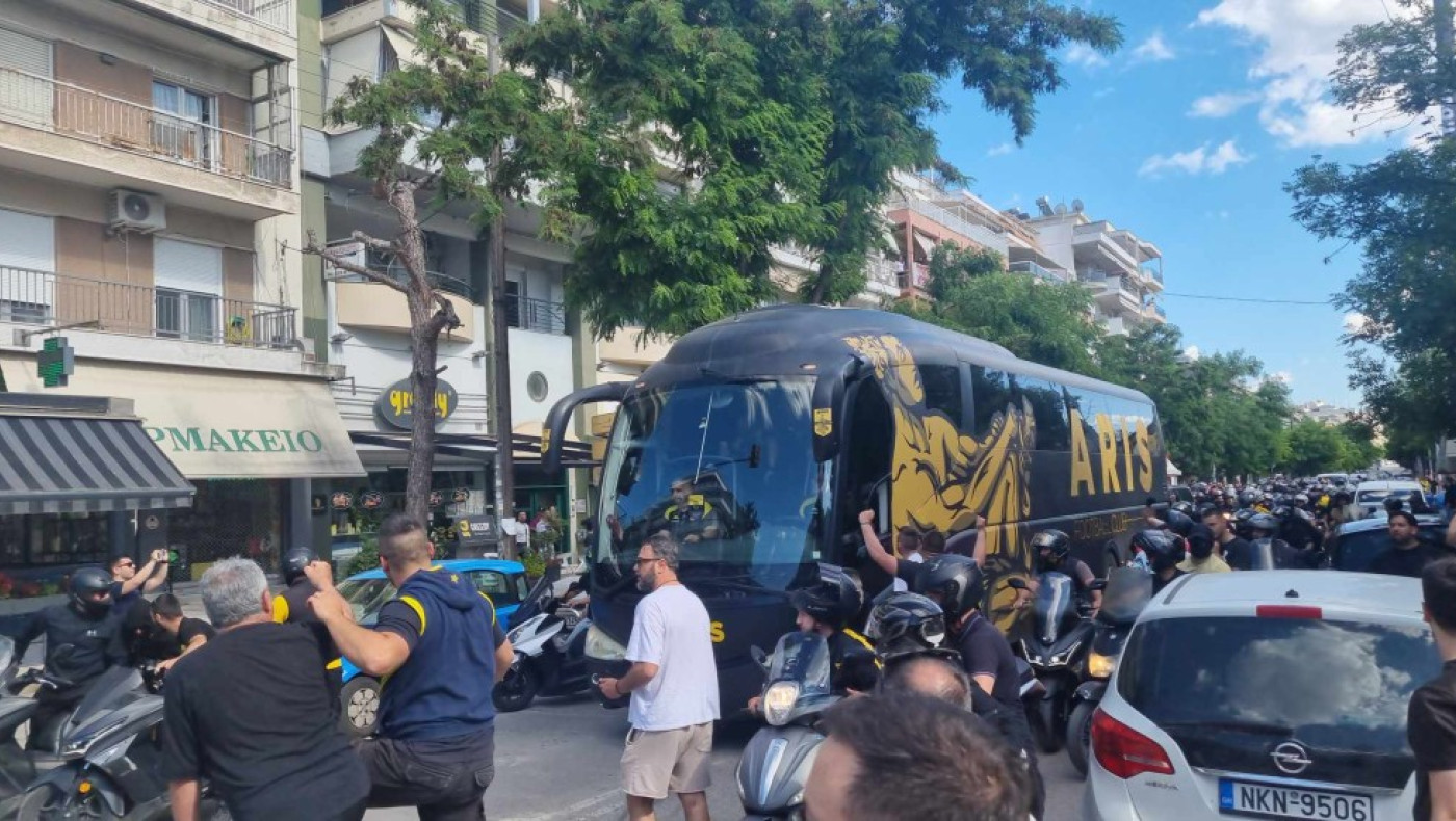 Αποθέωσαν την αποστολή οι οπαδοί του Άρη ζητώντας «Κύπελλο στον Πύργο τον Λευκό» - Μπλόκο από αστυνομία