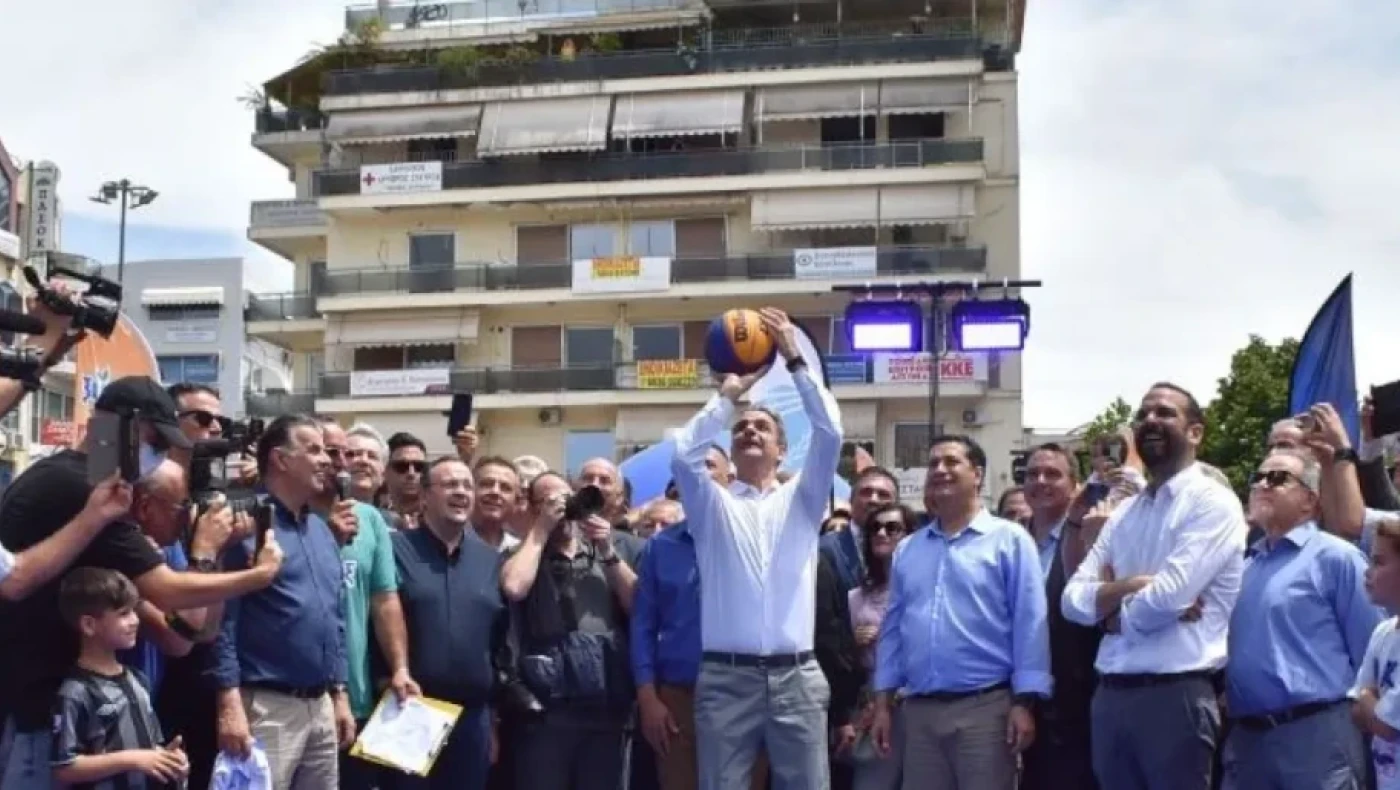 Κυριάκος Μητσοτάκης: Στο Αγρίνιο για... μπάσκετ- Τι δώρο του έκαναν (vid)