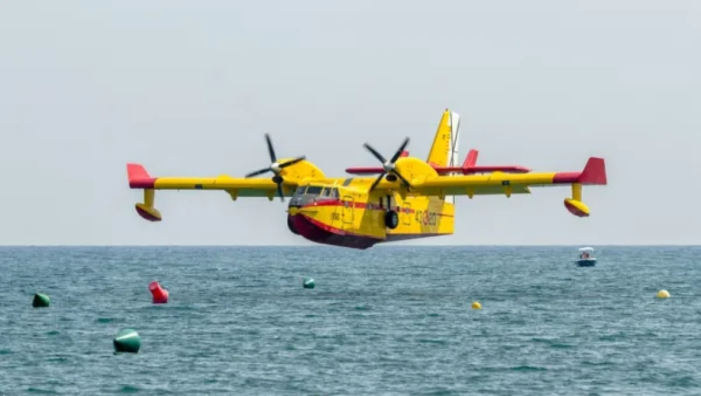 Πανικός στη Χαλκιδική: Καναντέρ έριξε τόνους νερού στα κεφάλια τους
