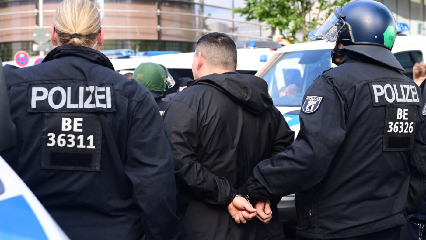 Euroleague-Βερολίνο: Η γερμανική αστυνομία προχώρησε σε 89 συλλήψεις από τα επεισόδια με ρόπαλα και γκλομπ