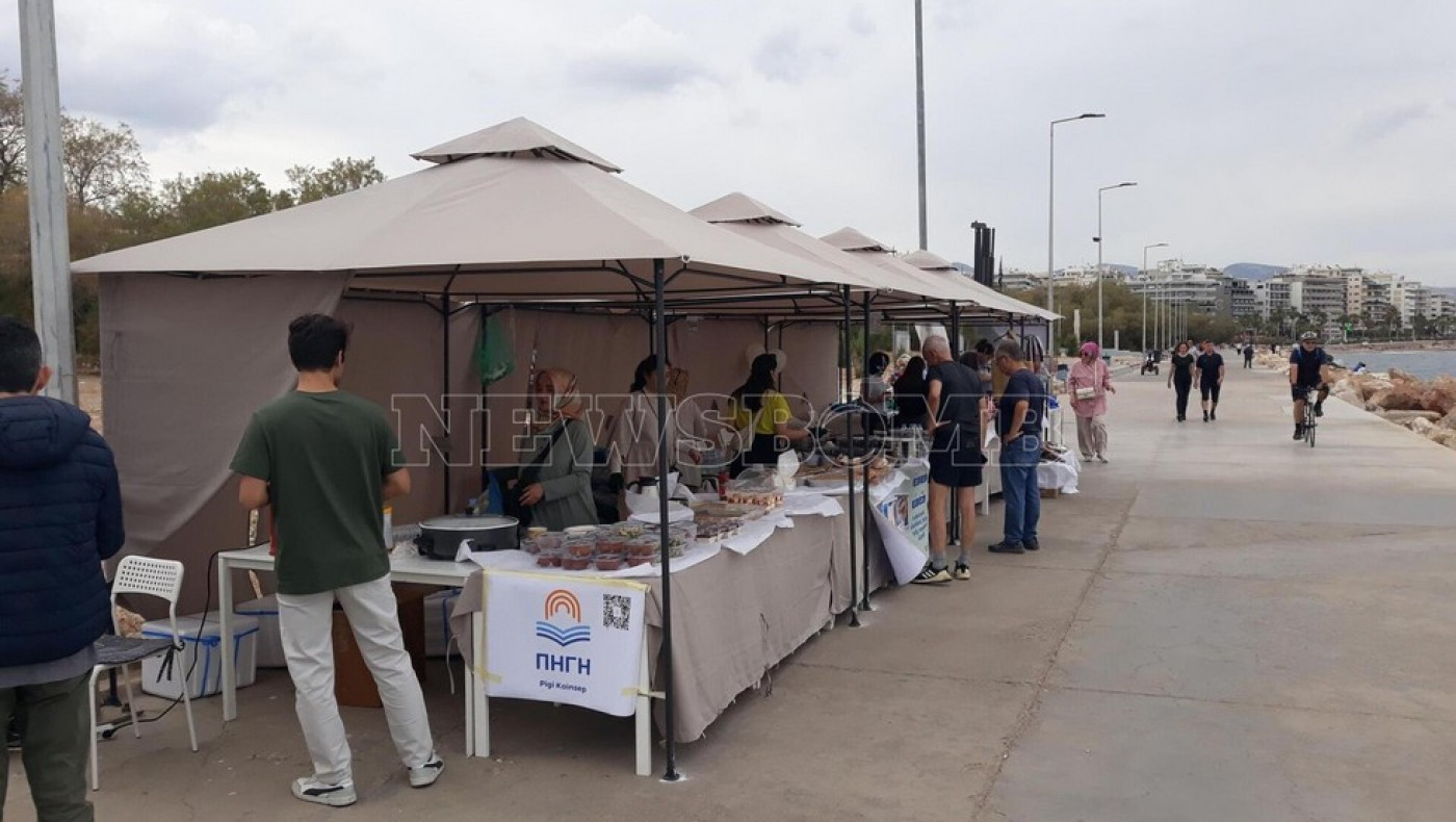 Γκιουλενιστές μοιράζουν φυλλάδια και πωλούν βιβλία στην Ελλάδα