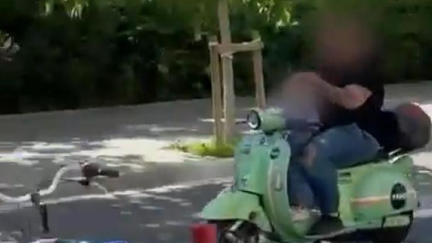 Βίντεο σοκ: Οδηγεί μηχανάκι με ανήλικο, χωρίς κράνος και μιλάει στο κινητό! (vid)