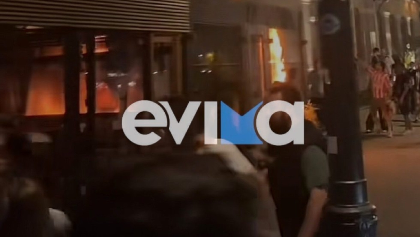 Χαλκίδα: Καταστράφηκε από φωτιά μαγαζί στους πανηγυρισμούς για τον Ολυμπιακό