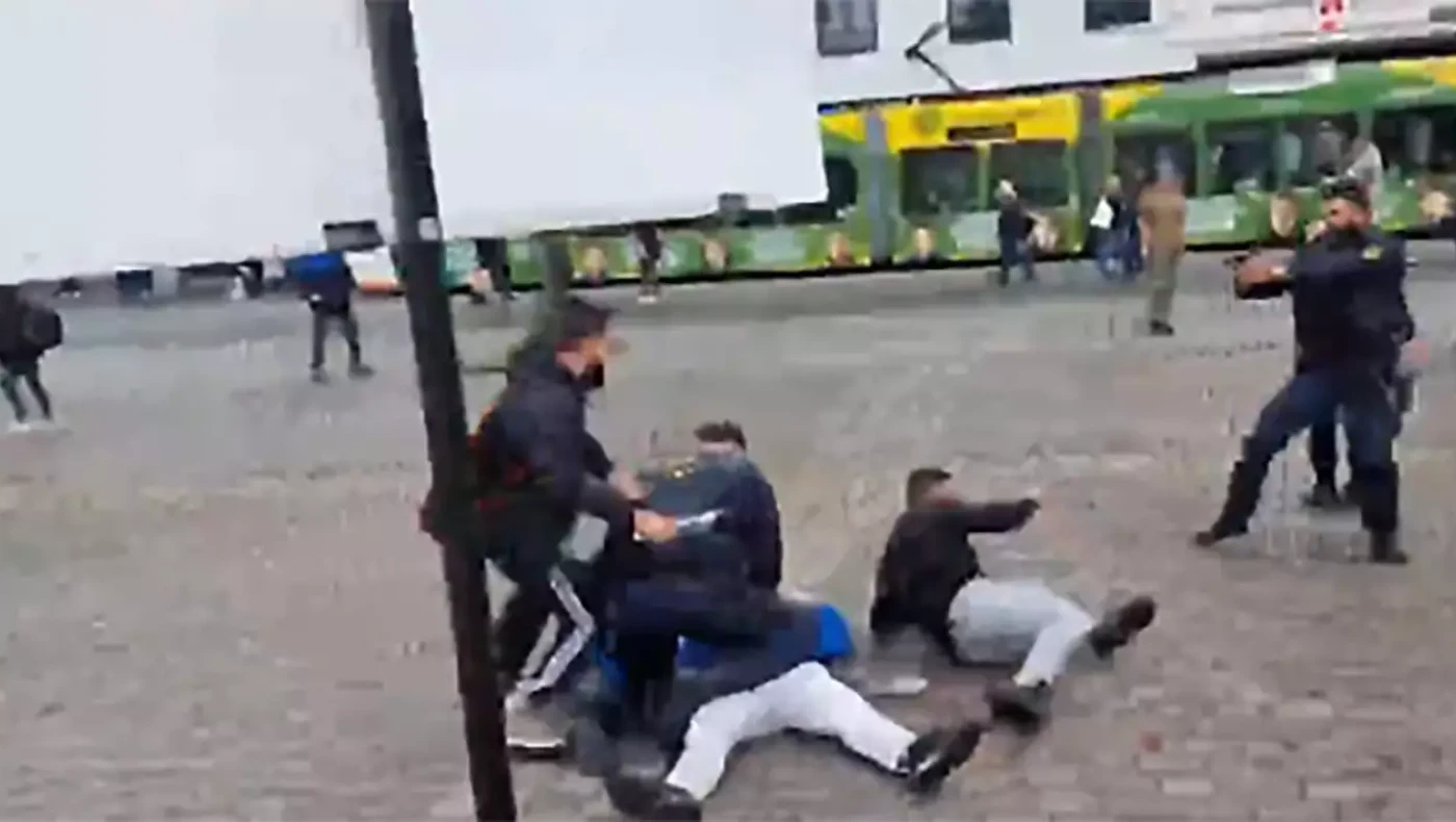 Βίντεο-σοκ: Άγρια επίθεση με μαχαίρι σε ακροδεξιό πολιτικό