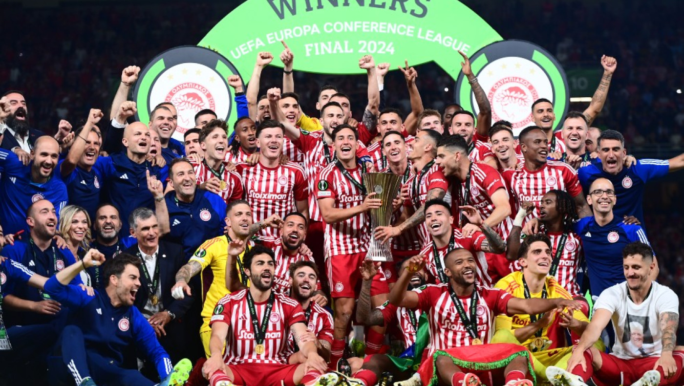 Ολυμπιακός: Το τρόπαιο του Conference στο μνημείο της Θύρας 7