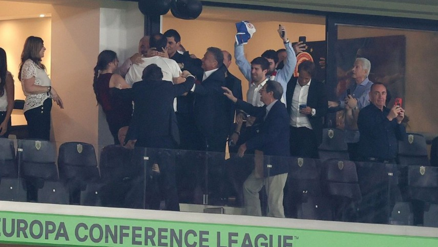 Τρομεροί πανηγυρισμοί στη σουίτα του Βαγγέλη Μαρινάκη τη στιγμή που ο Ολυμπιακός κατέκτησε το Conference League