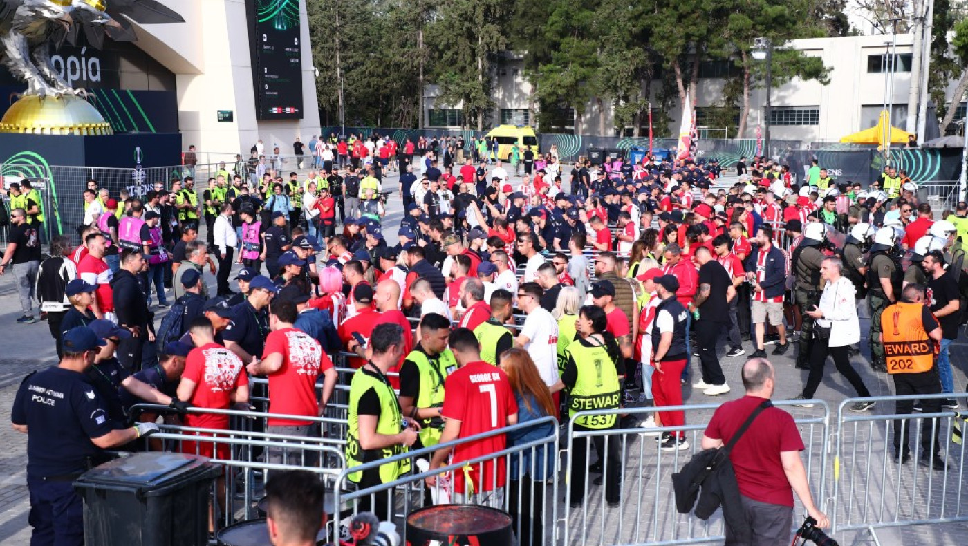 Ολυμπιακός - Φιορεντίνα: Οπαδοί των ερυθρολεύκων κατέφτασαν στην OPAP Arena