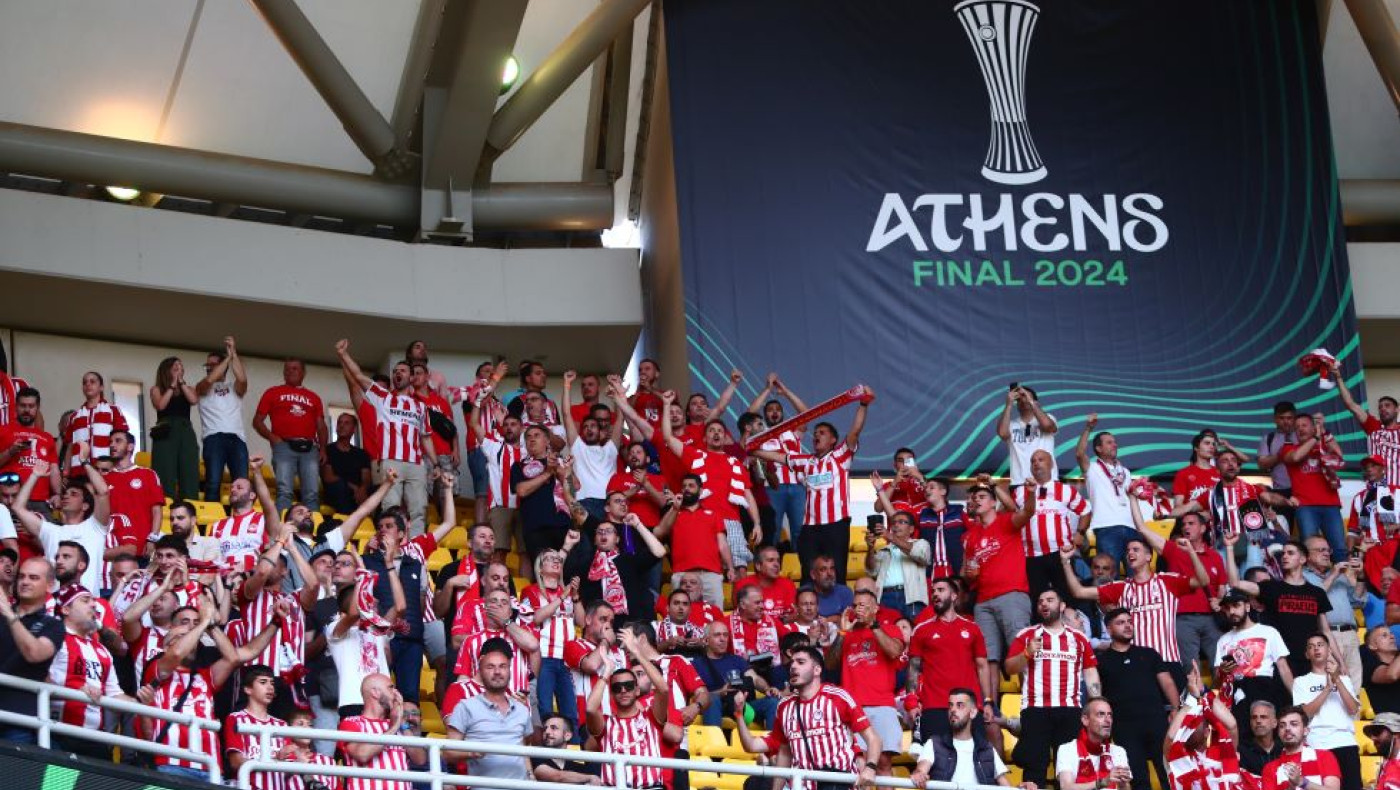 Τελικός Conference League: Οπαδοί του Ολυμπιακού καλύπτουν τα γκράφιτι της ΑΕΚ με αυτοκόλλητα!