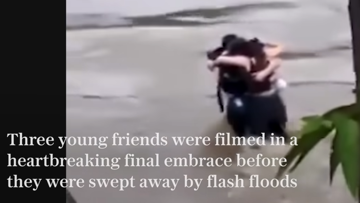 Ιταλία: Φίλοι αγκαλιάζονται πριν παρασυρθούν από τα ορμητικά νερά
